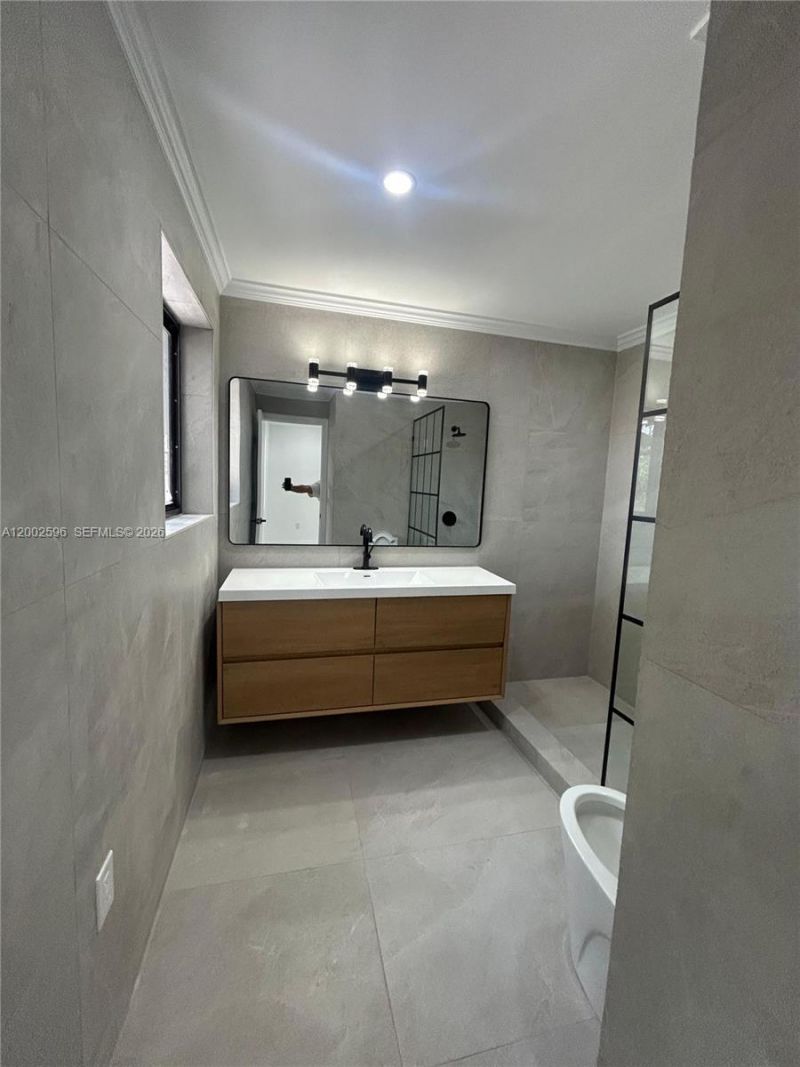 1242 NE 145th St, Miami, FL 33161 Photo