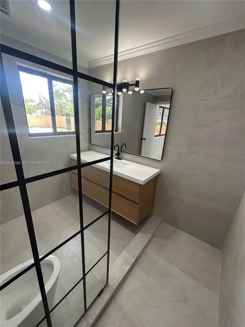 1242 NE 145th St, Miami, FL 33161 Photo