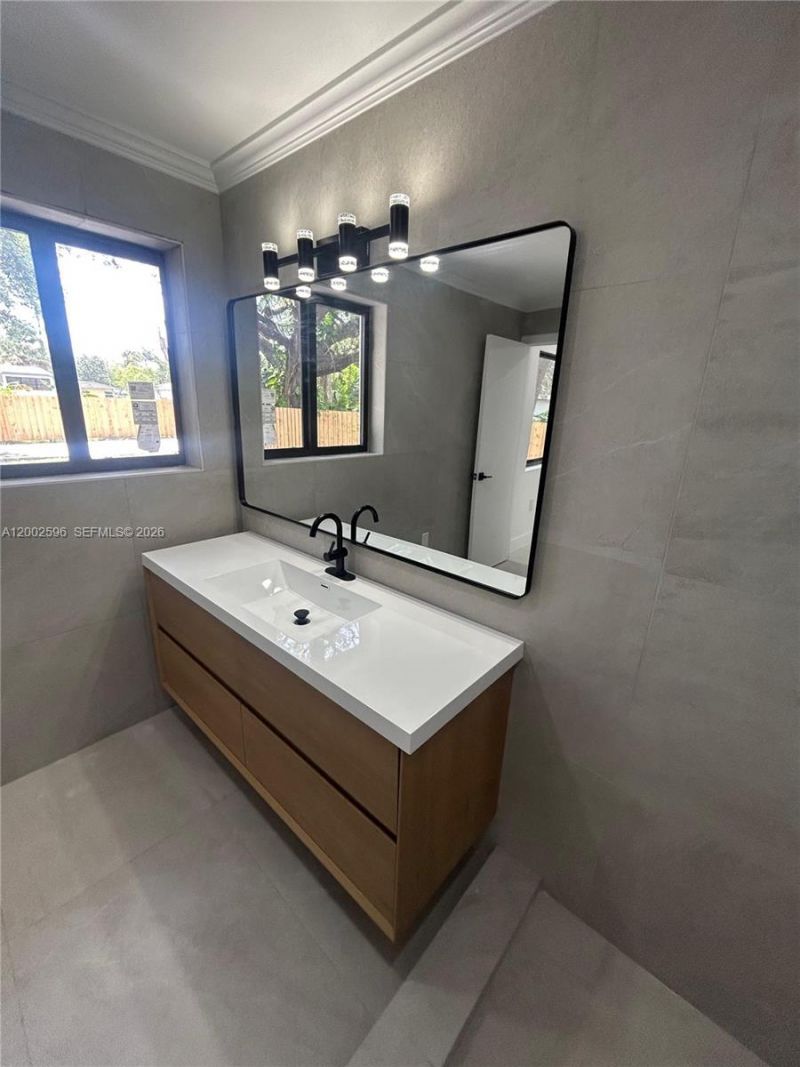 1242 NE 145th St, Miami, FL 33161 Photo