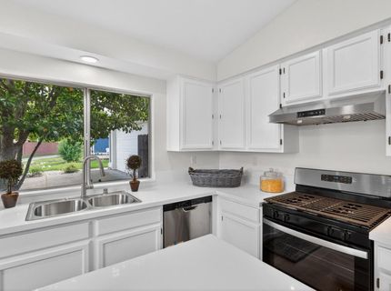 4 San Rogue Ct, Sacramento, CA 95823 Photo