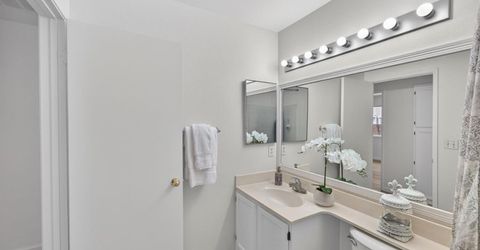 4 San Rogue Ct, Sacramento, CA 95823 Photo