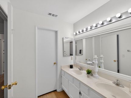 4 San Rogue Ct, Sacramento, CA 95823 Photo