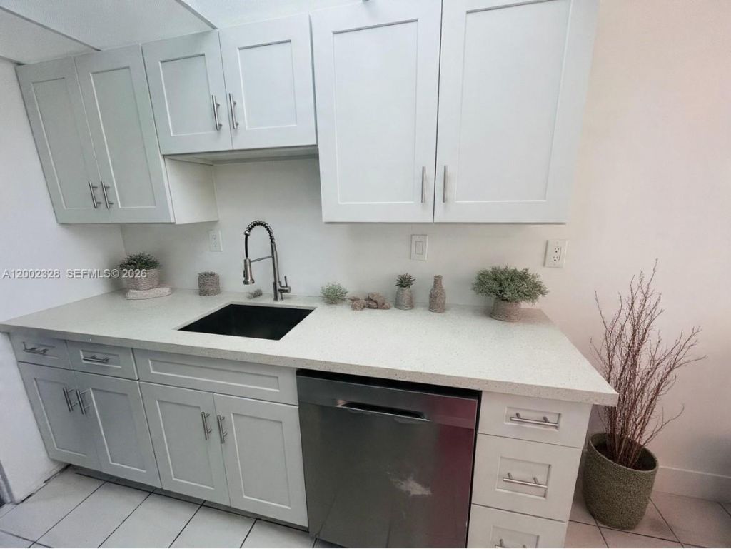 3070 NW 48th Ter, Unit 413, Lauderdale Lakes, FL 33313 Photo