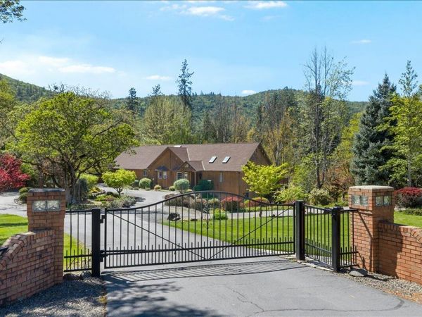 8959 John Day Drive, Gold Hill, OR 97525