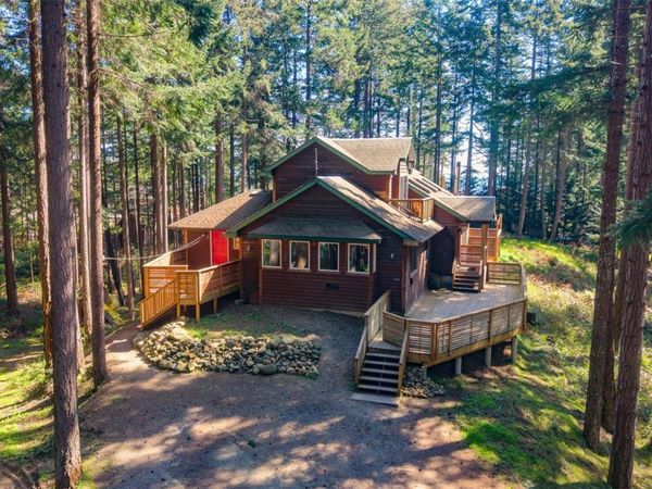 546 & 548 Kinnikinik Way, Comox, BC V9M 3V8