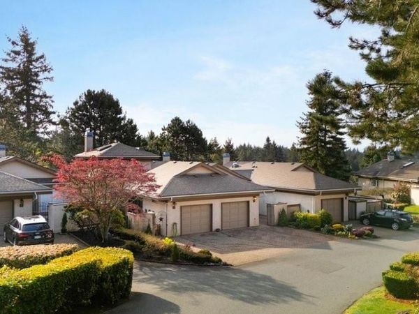901 Kentwood Lane, Unit #4, Saanich, BC V8Y 2Y5