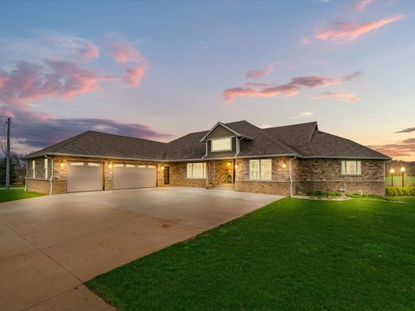 10016 E Hickory Ridge Drive, Rochelle, IL 61068