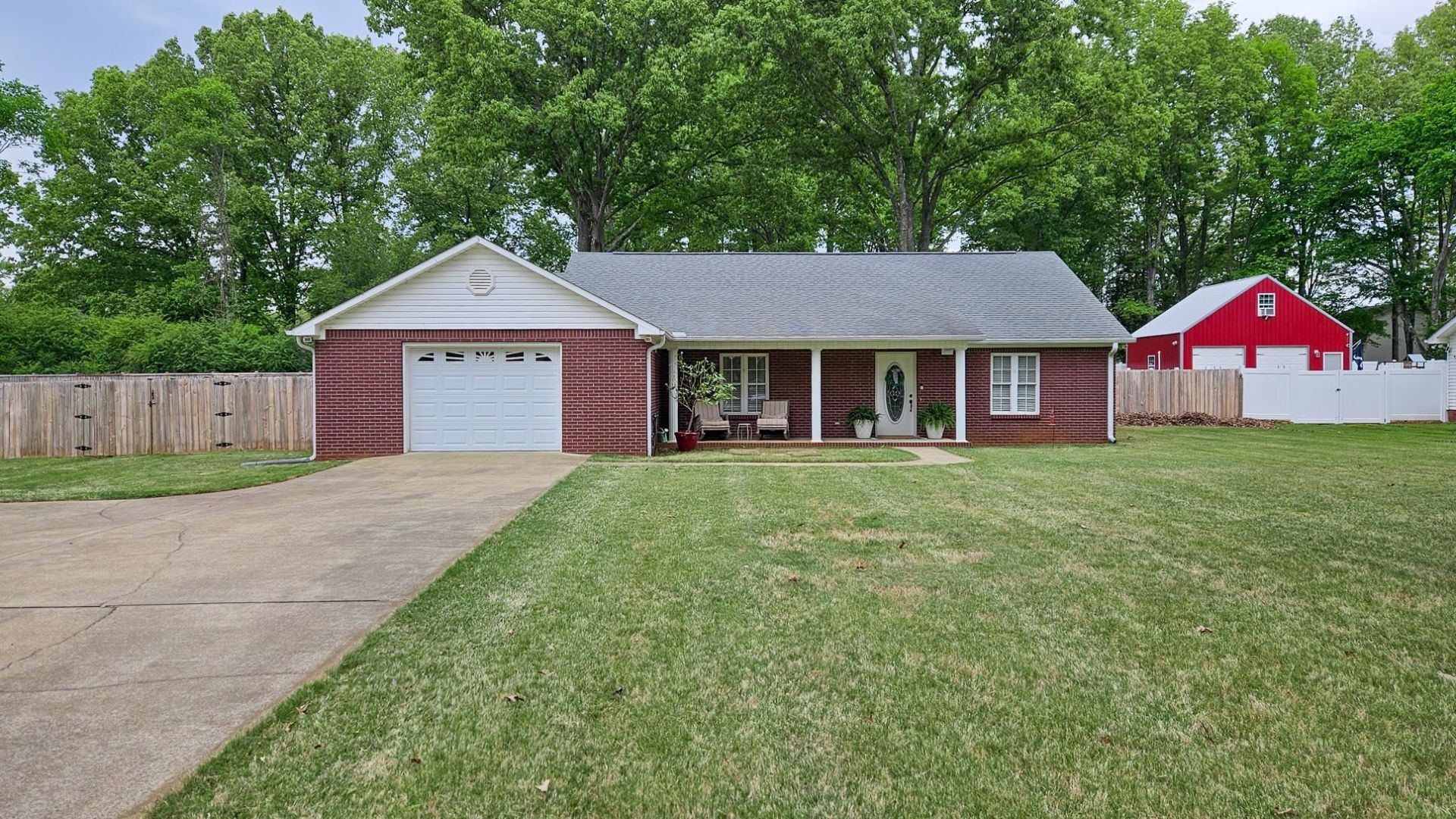 145 Oakview Dr, Rogersville, AL 35652 Main Photo