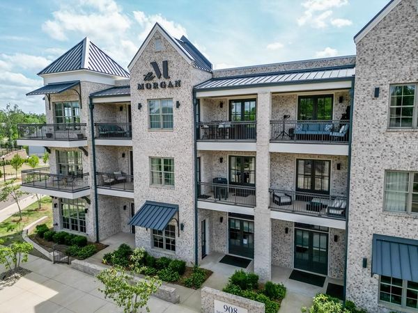 202 908 N. Lamar Blvd., Oxford, MS 38655