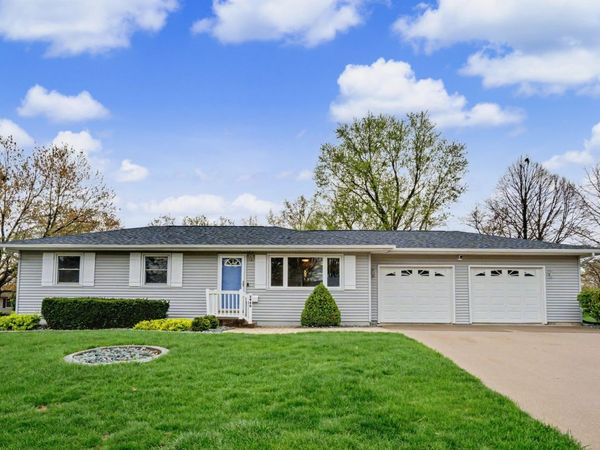 1935 Fairmeadows Court , Bettendorf, IA 52722