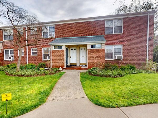 33 Edwards, Unit 1 B, Roslyn Heights, NY 11577