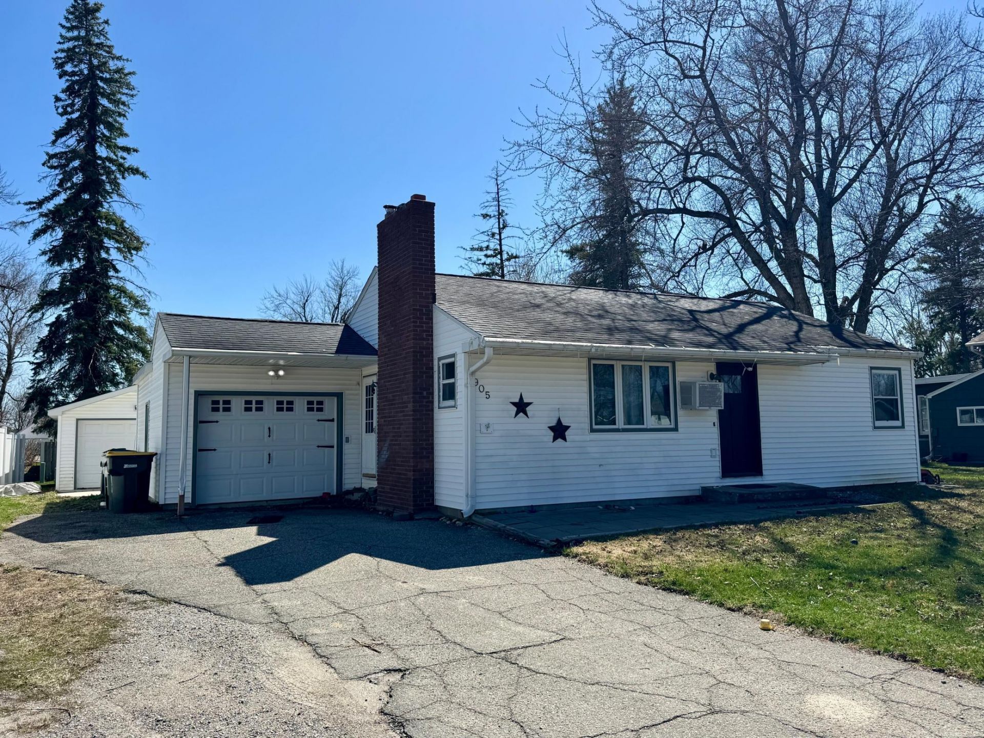 905 W Chestnut Avenue, Olivia, MN 56277