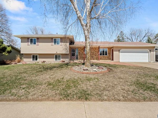 1612 E Cedar Ln, Sioux Falls, SD 57103