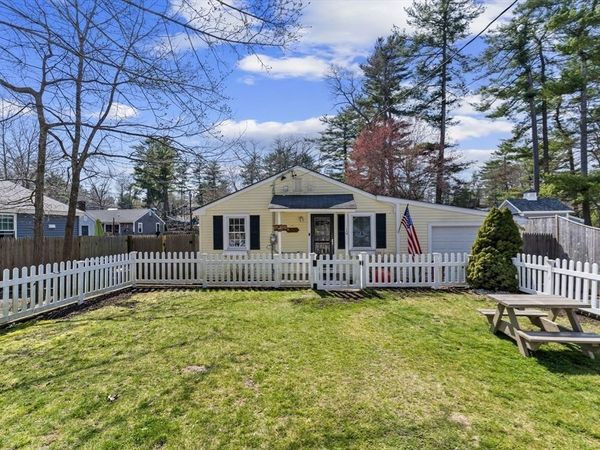 10 Beach Rd, Pembroke, MA 02359