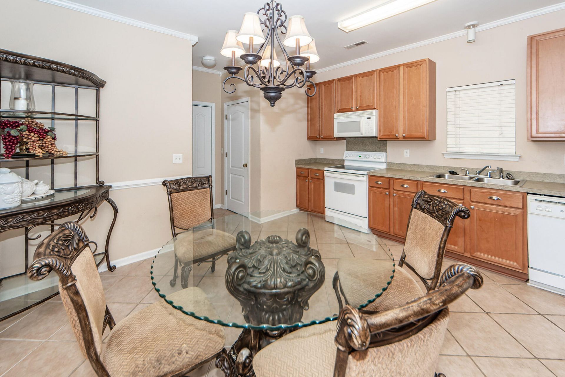 8340 Berringer Photo 8