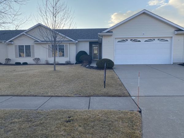 35 Madison Circle, Davenport, IA 52806