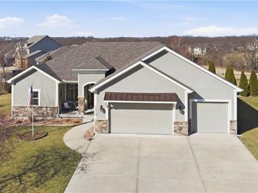 17710 Mission Ridge Drive, Smithville, MO 64089