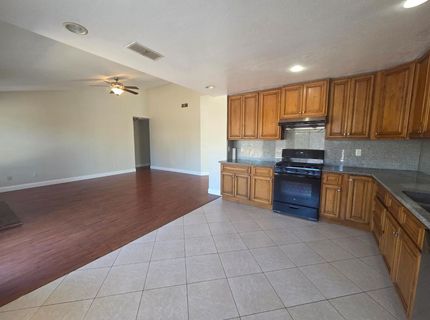 8212 Newbury Park Ct, Sacramento, CA 95828 Photo