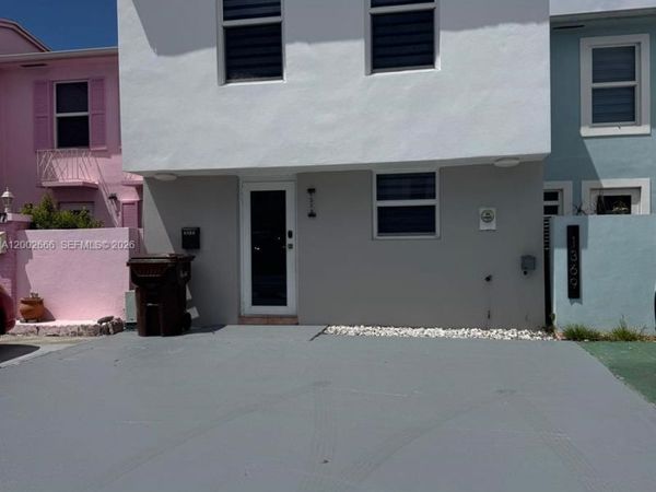 1373 W 69th St , Hialeah, FL 33014