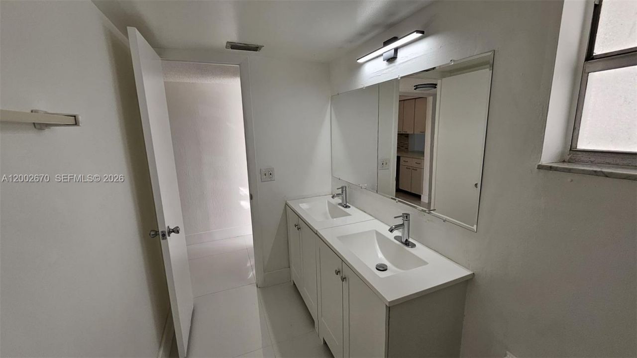 871 NE 195 St, Unit 204, Miami, FL 33179 Photo