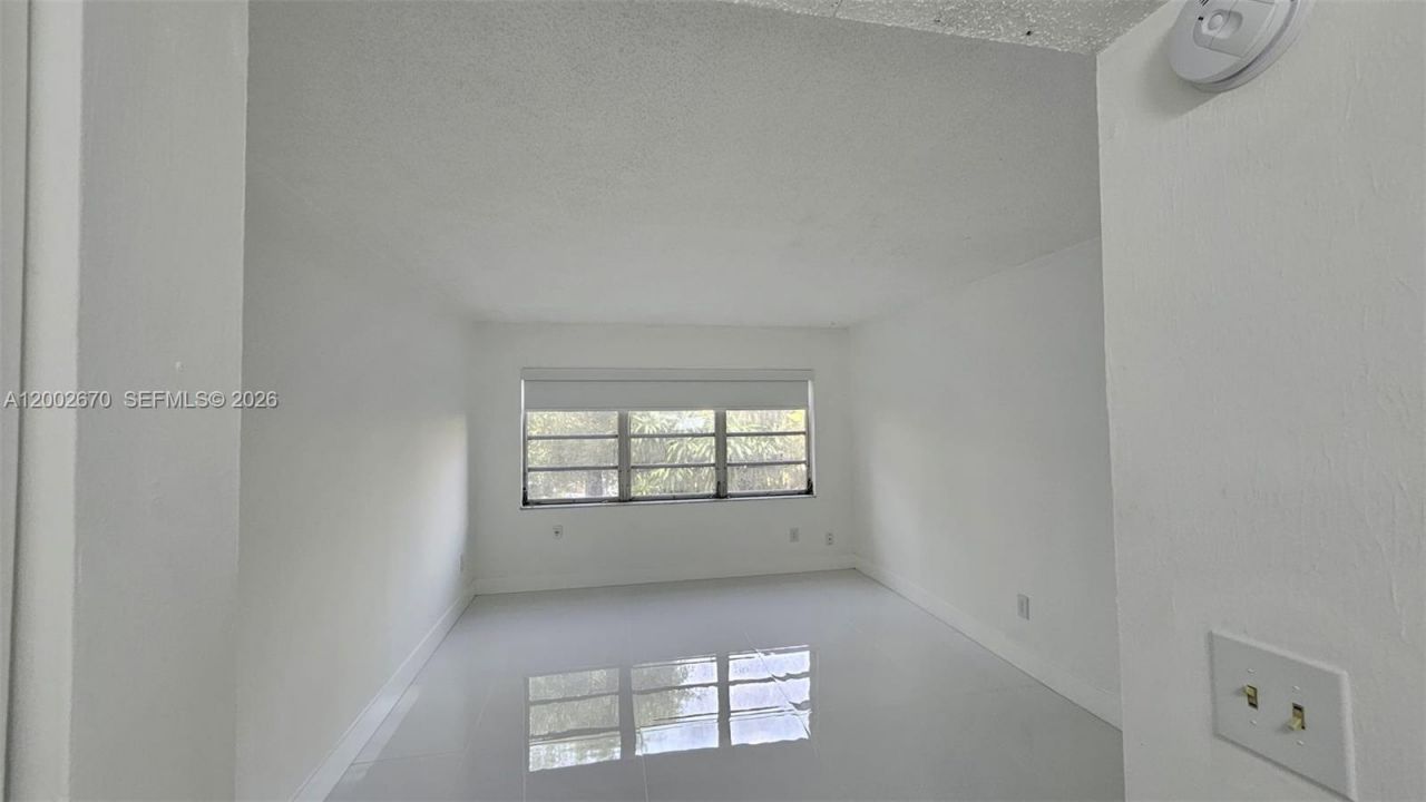871 NE 195 St, Unit 204, Miami, FL 33179 Photo