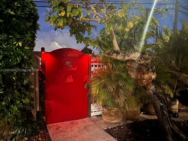 6900 SW 22nd St, Miami, FL 33155