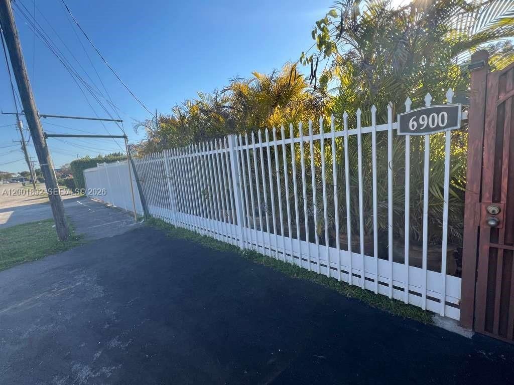 6900 SW 22nd St, Miami, FL 33155 Photo