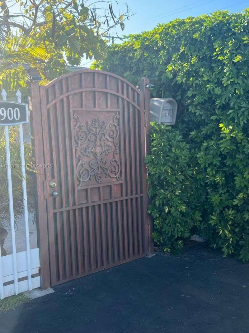 6900 SW 22nd St, Miami, FL 33155 Photo