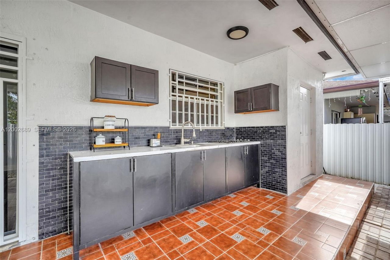 1381 W 30th St, Hialeah, FL 33012 Photo