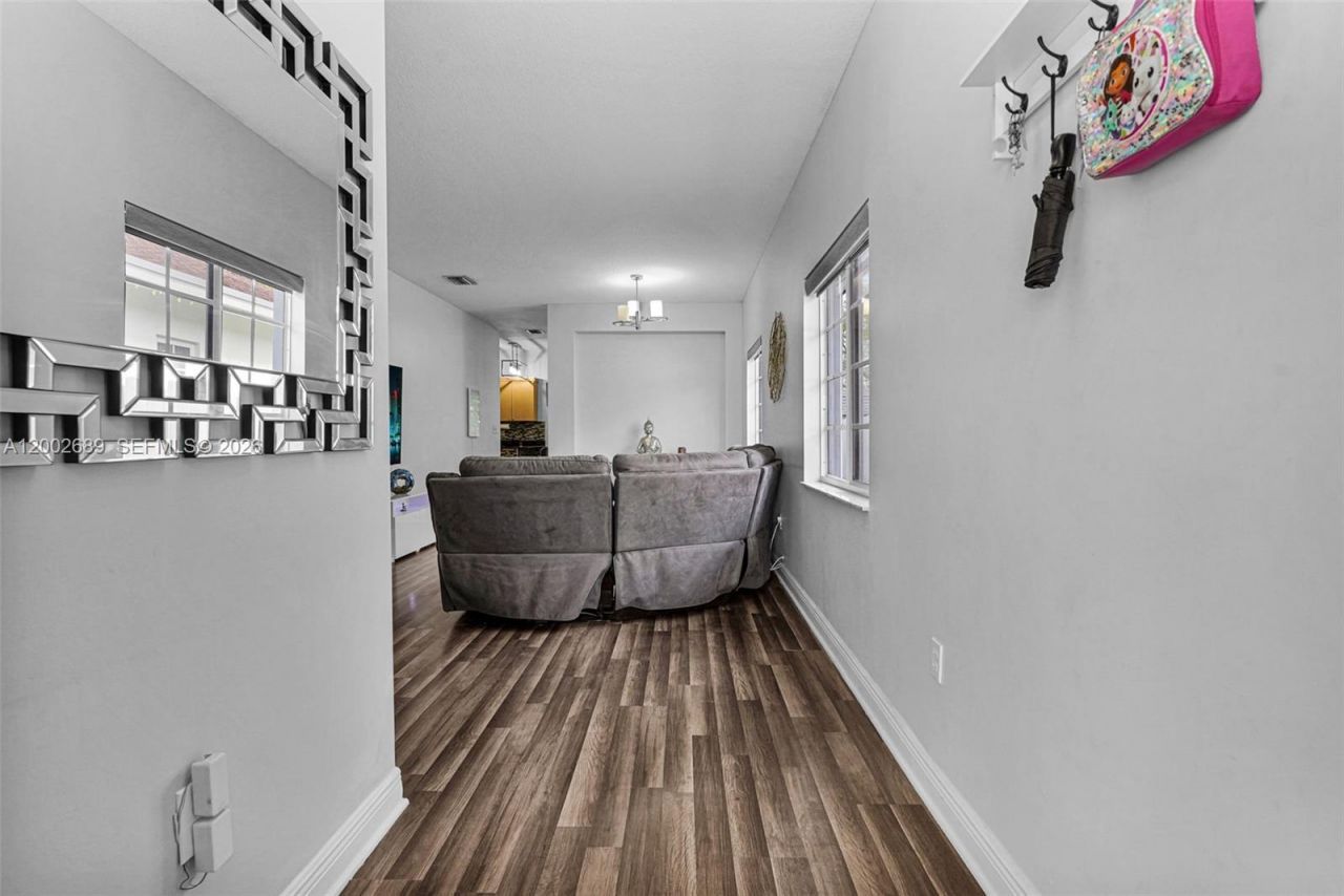 1381 W 30th St, Hialeah, FL 33012 Photo