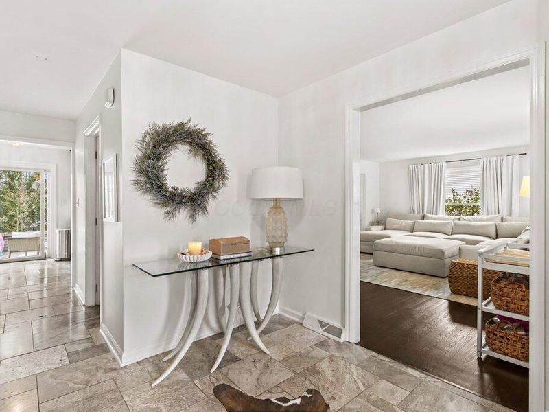 855 Clubview Boulevard S, Columbus, OH 43235 Photo 3