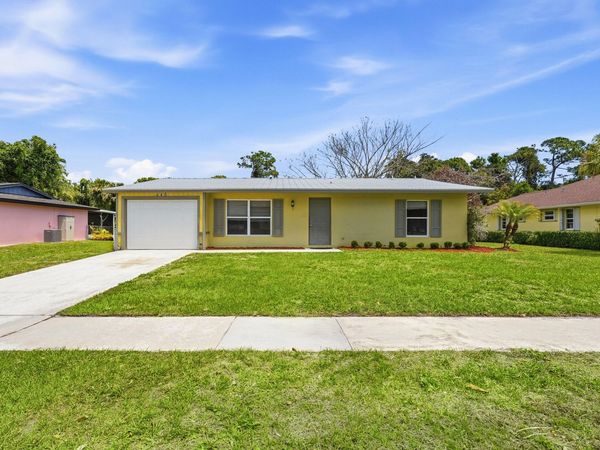 445 NE Armory Circle, Port St. Lucie, FL 34983