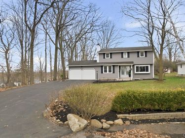 211 Oakridge , Liverpool, NY 13088