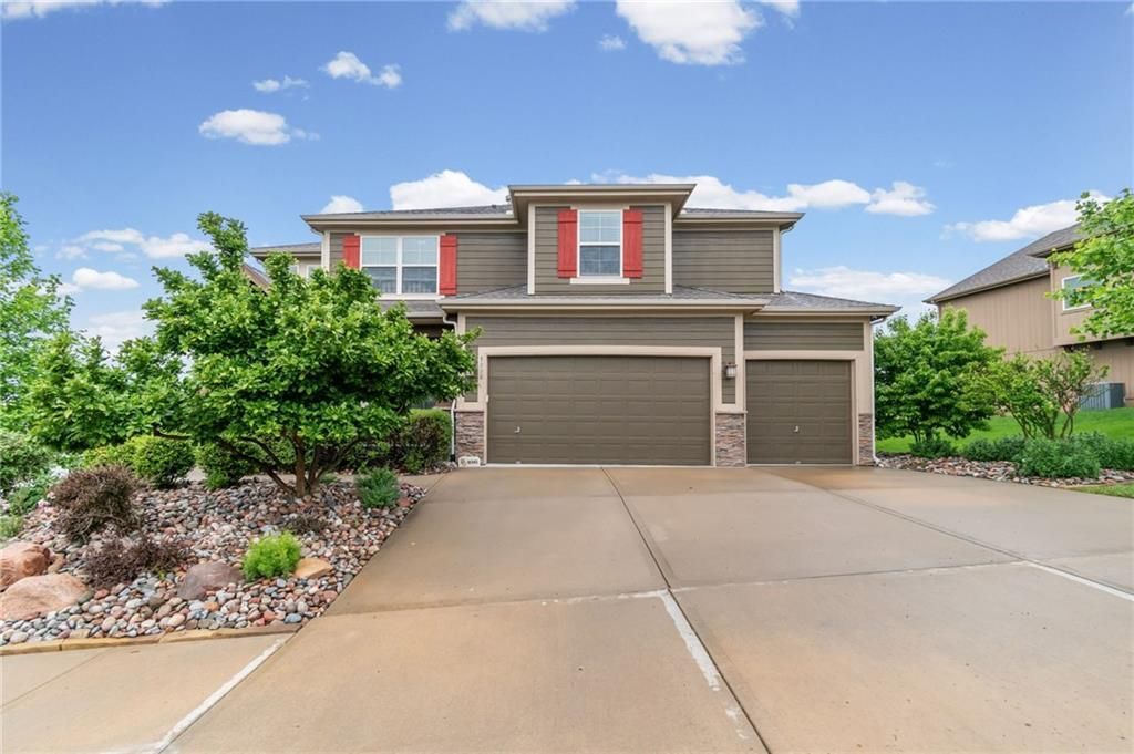 5898 S National Drive, Parkville, MO 64152 Main Photo