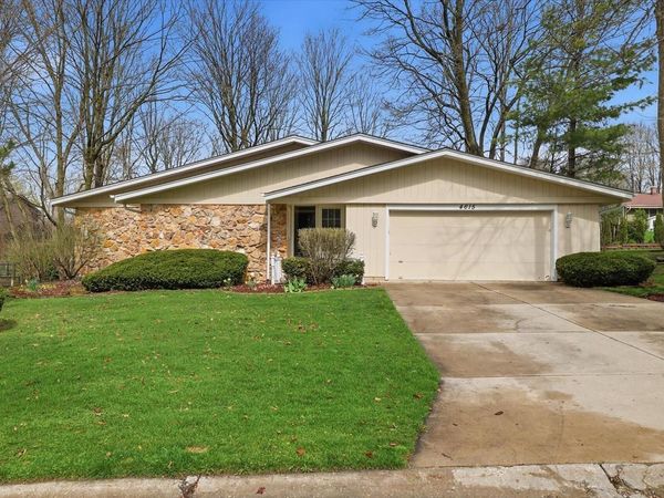 4615 S Delphine DRIVE, New Berlin, WI 53151