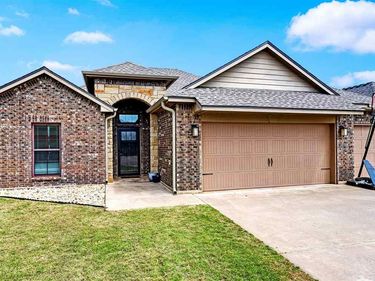 1504 Stonehouse Dr, Elgin, OK 73538