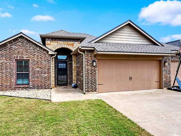 1504 Stonehouse Dr, Elgin, OK 73538