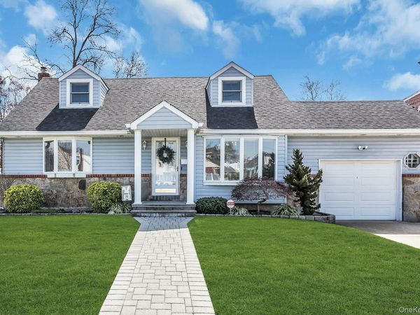 991 Ferngate Drive , Franklin Square, NY 11010