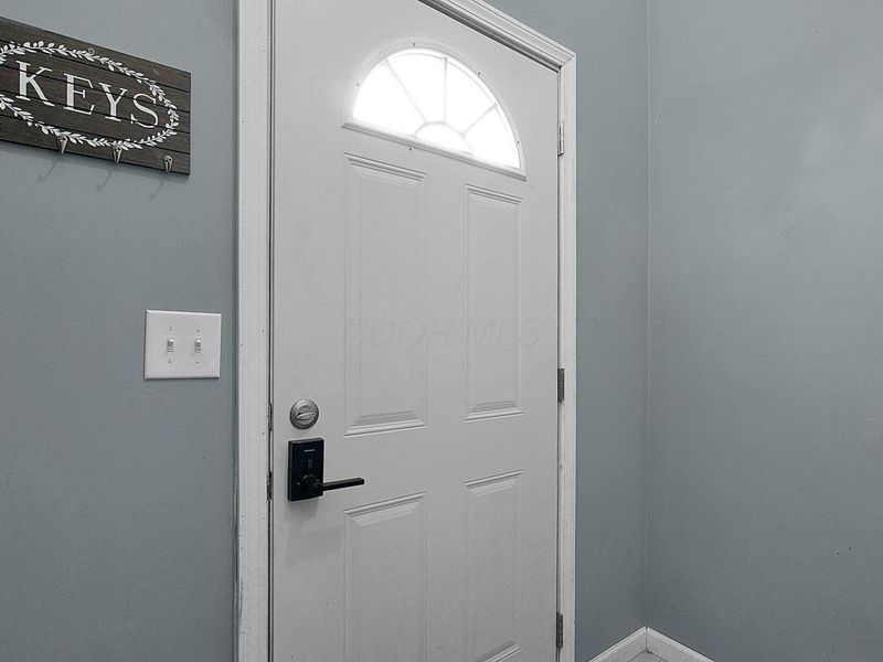 381 Chatterly Lane, Columbus, OH 43207 Photo 7