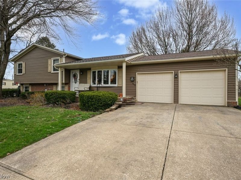 300 Castleton Road NE, North Canton, OH 44720 Photo 2