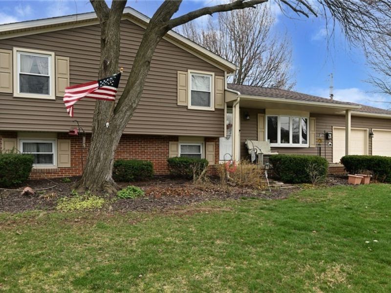 300 Castleton Road NE, North Canton, OH 44720 Photo 3