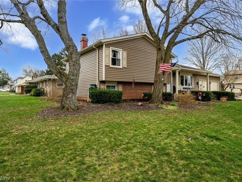 300 Castleton Road NE, North Canton, OH 44720 Photo 4