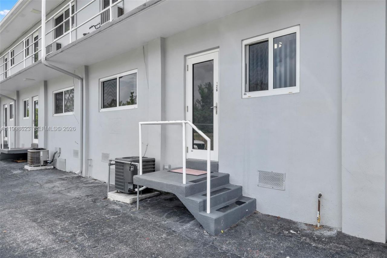 600 Layne Blvd, Unit 126, Hallandale Beach, FL 33009 Photo