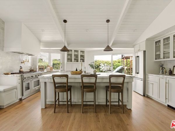 18829 Sylvan Street, Tarzana, CA 91335