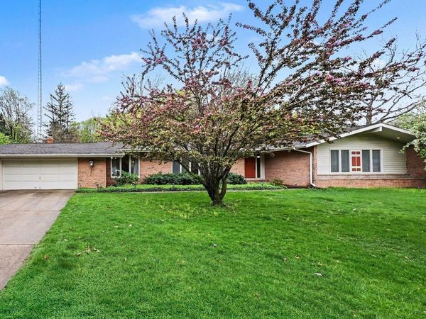 52876 Brookdale Drive, South Bend, IN 46637