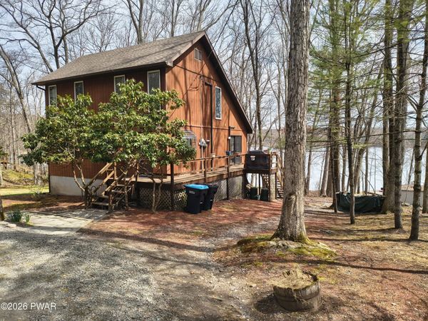 212 Fawn Lake Drive, Hawley, PA 18428