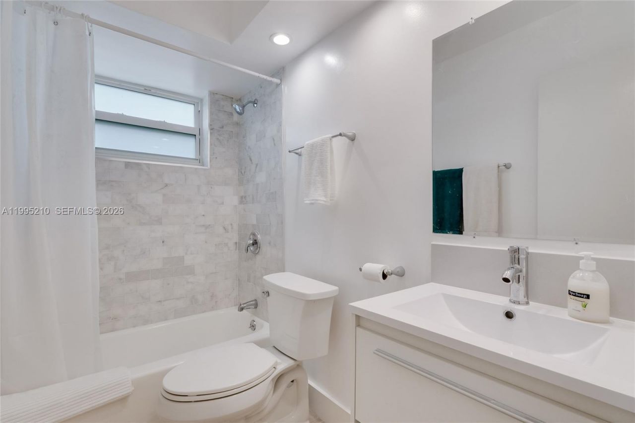 455 Paradise Isle Blvd, Unit 101, Hallandale Beach, FL 33009 Photo