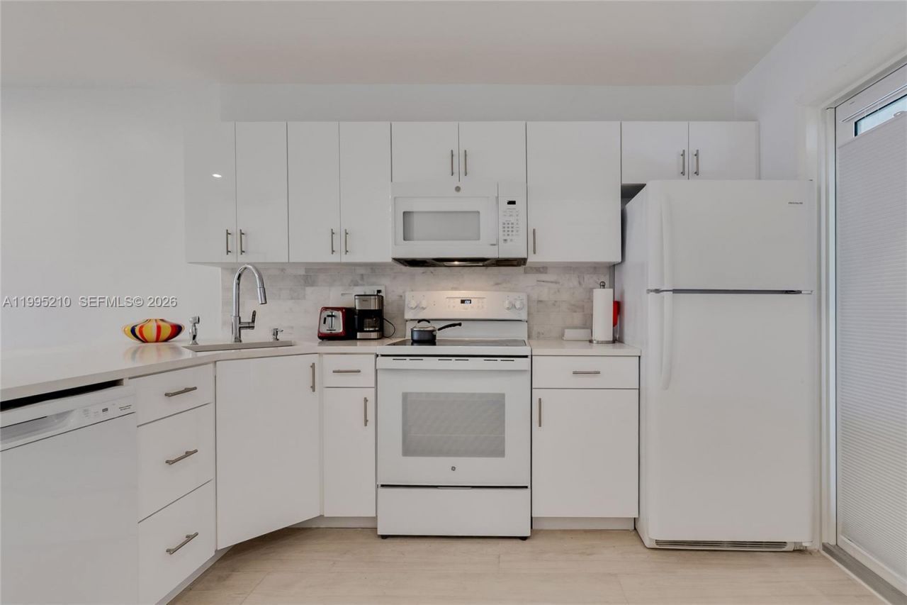 455 Paradise Isle Blvd, Unit 101, Hallandale Beach, FL 33009 Photo