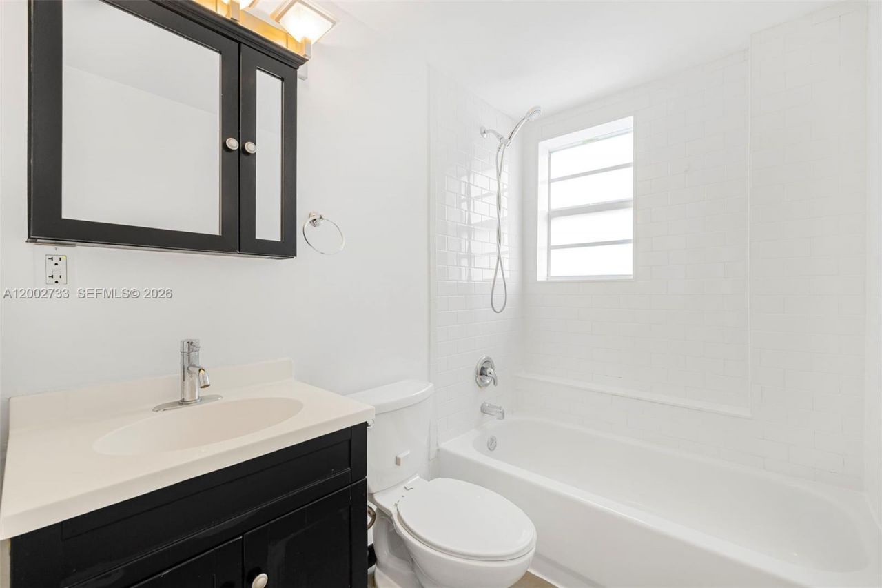 1876 SW 11th Ter, Unit 302, Miami, FL 33135 Photo