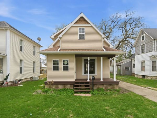 323 Douglas Avenue , Dixon, IL 61021